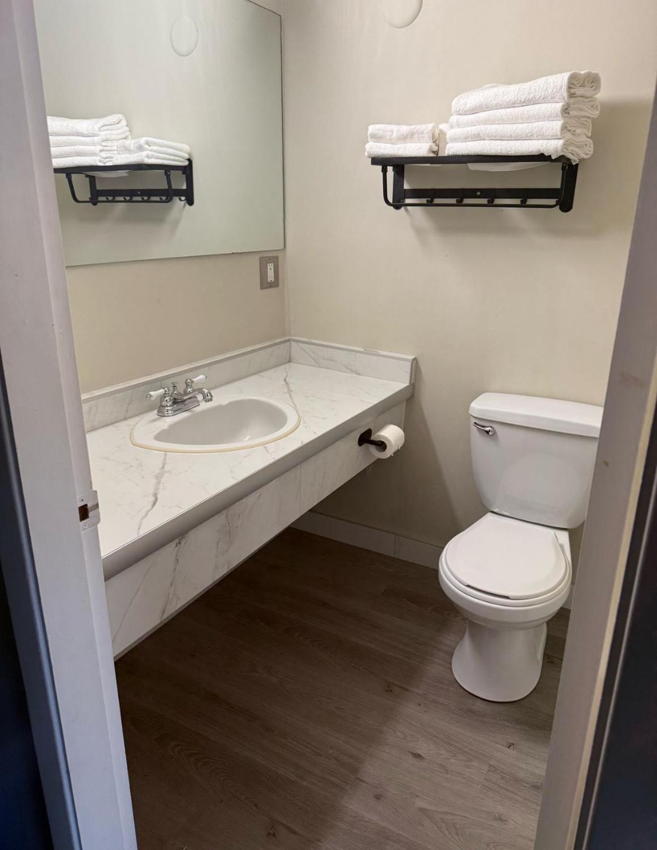 Canadas Best Value Inn Kelowna Exteriör bild